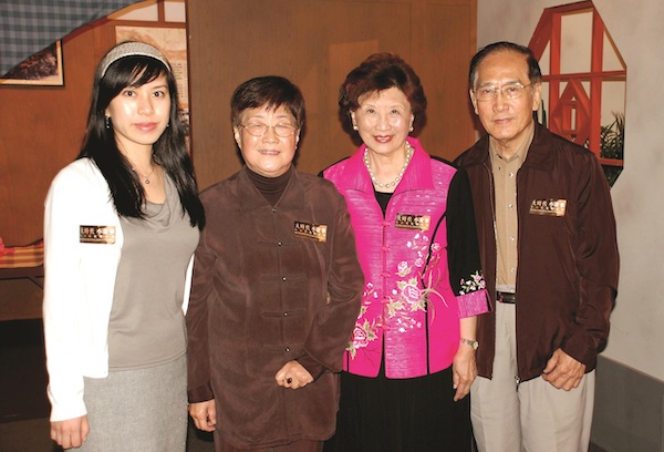 2008年3月20日，「大时代．小故事：朱石麟电影世界」开幕礼，（左起）罗幸明（罗明佑孙女）、朱枫（朱石麟女儿）、费明仪（费穆女儿）、黎锡（黎民伟儿子）。