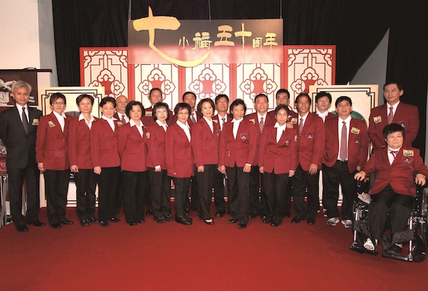 15 November 2009: ‘Humble Beginning: Qi Xiao Fu 50th Anniversary Exhibition' opening ceremony. (Front row from left) Dr Ng Chi-wa (Assistant Director (Heritage & Museums) LCSD), Yuen Fun, Yuen Hung, Yuen Heung, Yuen Kuk, Yuen Mui, Yuen Po, Yuen Sin, Yuen Nin, Yuen Ping, Yuen Fai, Yuen Tai, Yuen Chun, Yuen Ching; (back row from left) Yuen Ting, Yuen Bo, Yuen Bun, Yuen Nam, Yuen Mo, Yuen Lun, Yuen Yung.
