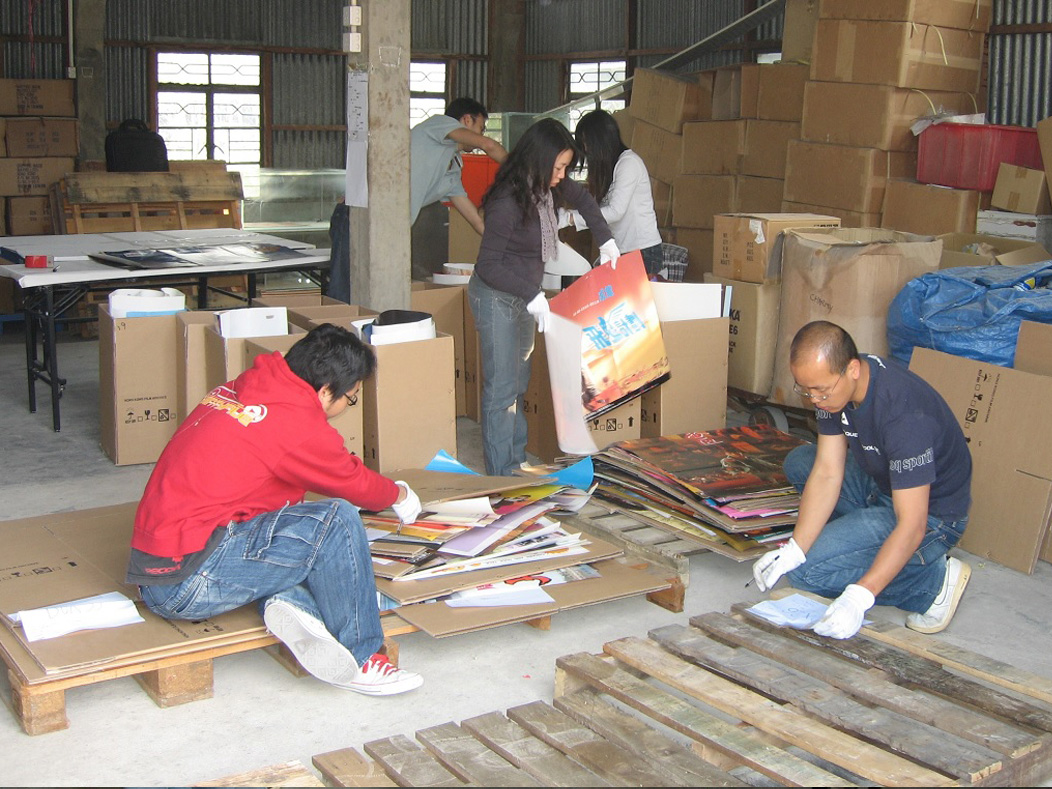 馮秉仲將一箱箱的影片及相關紙本資料運到香港後，修復及搜集人員接連數星期到倉庫檢查及篩選物料。