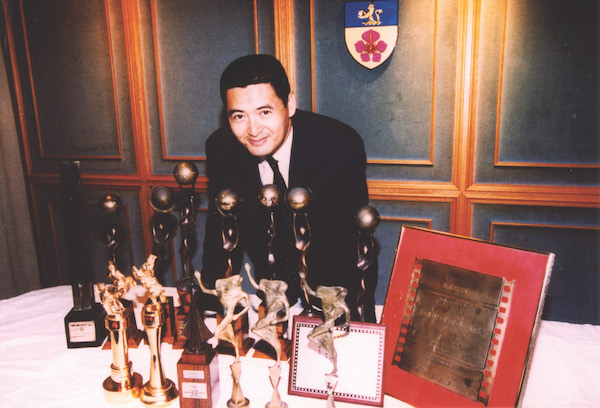 1995: Chow Yun-fat takes the lead to donate all his award statuettes.