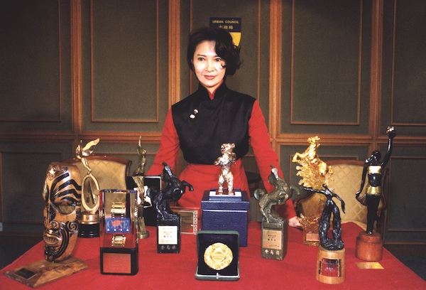 1997年，蕭芳芳捐贈獎座。