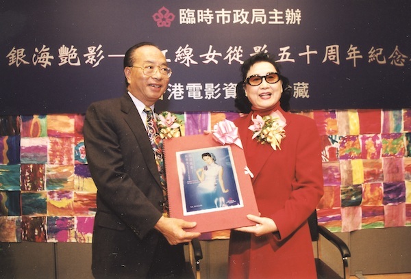 1998年2月，举办「银海艳影红线女从影五十周年纪念展」。图为红线女（右）与梁定邦
