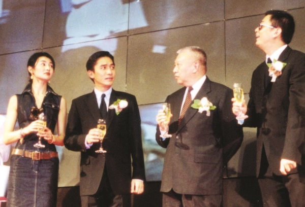 2000年9月22日，于香港文化中心举行《花样年华》首映礼，为香港电影资料馆筹款。（左起）张曼玉、梁朝伟、行政长官董建华、王家卫