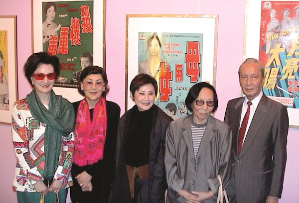 2002年4月4日，（左起）叶枫、王莱、白冰、刘茜蒙、雷震出席「旧欢如梦——国泰回顾展」晚会。