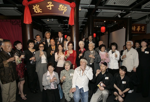 3 March 2007: ‘Li Han-hsiang: Storyteller' opening ceremony. (Front row from left) Helen Poon, Susan Shaw Yin-yin, Gordon Liu, Elliot Yueh Hua, Mary Lee; (middle row from left) Kuk Fung, Margaret Li, Linda Chu Hsiang-yun, Tsin Ting, Ti Lung, Wang Ping, Hu Chin, Lisa Lu, Ho Meng-hua, Kwan Shan, Jen Chieh, Michelle Yim, Shu Don-lok, Merisa J. Lee; (back row from left) Richie Lam (HKFA Head), Dr Ng Chi-wa (Assistant Director (Heritage and Museums, LCSD), William Pfeiffer (CEO of Celestial Pictures Ltd), Pang Lo-mei (Chief Manager (Film & Cultural Exchange), LCSD), Sam Ho (HKFA Programmer).