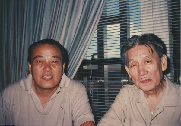 由1994年開始進行「香港影人口述歷史計劃」，至今已訪問逾五百位影人：（左起）研究組策劃余慕雲、李鐵。
