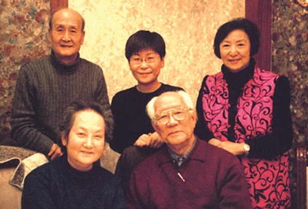 在朱虹等影人大力帮助下，资料馆人员得以进行多个「口述历史访问」，至2002年共访问百多位影人。（后排右起）朱虹、朱顺慈赴上海访问（前排）舒适、凤凰夫妇及岑范（后排左一）。