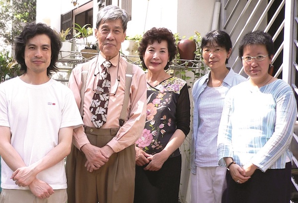 2006: The Glorious Modernity of Kong Ngee is published. Research Officer Wong Ain-ling, Project Researcher Grace Ng and Programming Assistant Bede Cheng flew to Singapore to interview Ho Kian-ngiap, owner of Kong Ngee Co: (from left) Bede Cheng, Mr and Mrs Ho, Wong Ain-ling, Grace Ng.