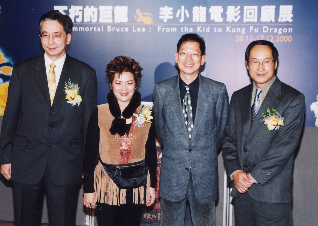 「不朽的巨龍：李小龍回顧展」（2000）放映《人海孤鴻》及多部李小龍作品，特別請來《細路祥》（1950）導演馮峰的子女馮寶寶、馮吉隆（左二、三）主持開幕。