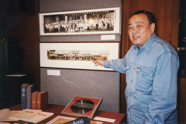 余慕雲於「香港電影資料館《珍藏展》」（1998）記者招待會介紹重點展品