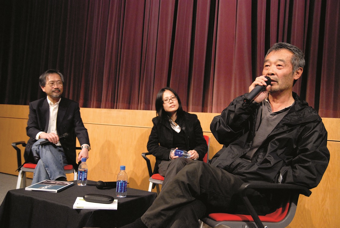 座談會「費穆的孔夫子再探」（2010）中，節目策劃何思穎（左）邀來導演田壯壯（右）與學者毛尖（中）探討費穆如何透過《孔夫子》回應時代。（攝影：木星）
